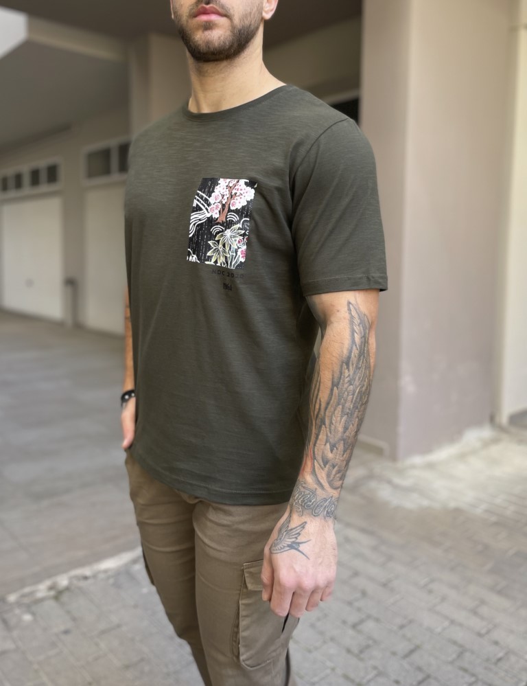 NDC ανδρική χακί βαμβακερή φλάμα κοντομάνικη μπλούζα με σχέδιο στο στήθος 242931X φωτογραφία